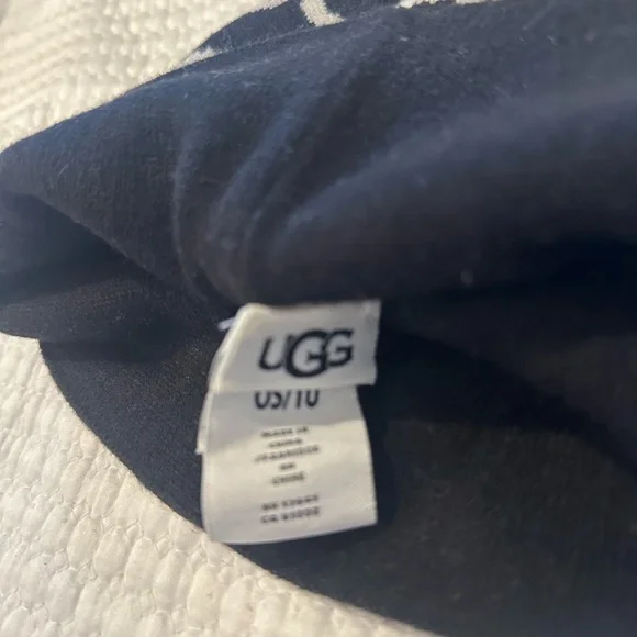 UGG Black and White Beanie - Picture 3 of 3